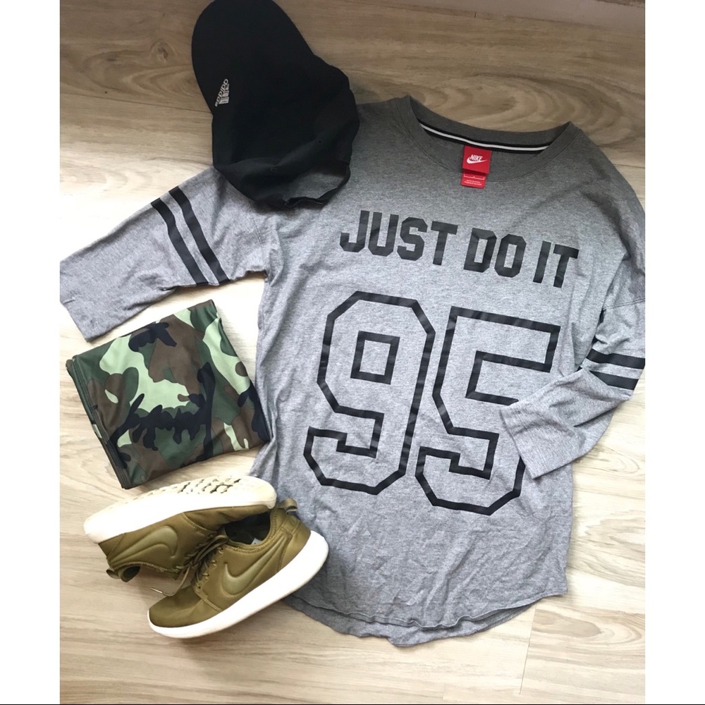Nike quarter sleeve work out top